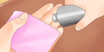 Các mẹo làm sạch kẹo cao su dính trên sàn nhà